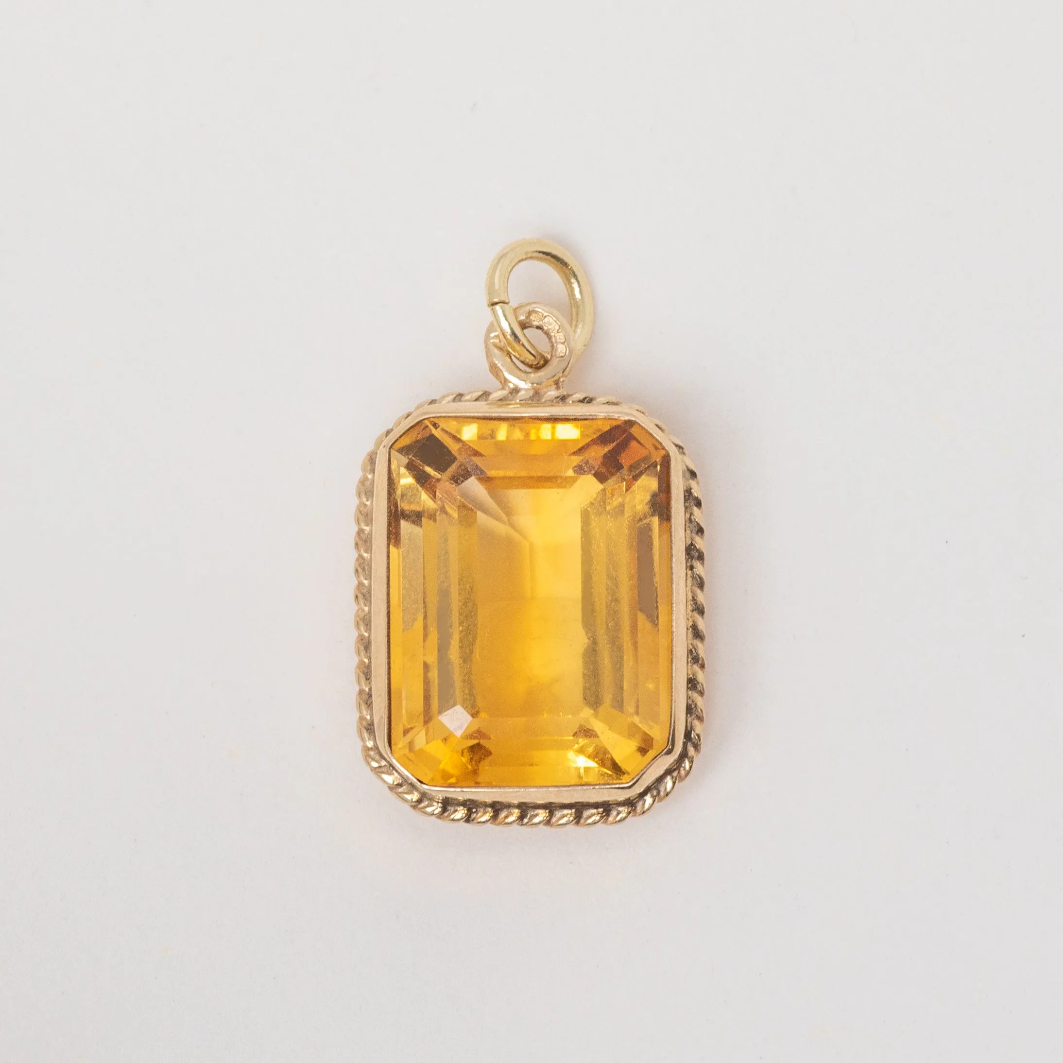 9ct Gold Citrine Pendant, 12.00ct Rectangular Citrine
